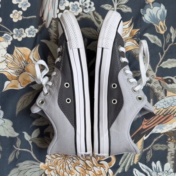 Converse women's Grey and Silver Sneakers size 7.5 - Picture 6 of 10